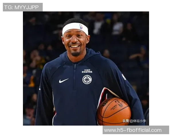 快船官方确认比尔因背部不适明日对阵开拓者出战存疑 快船官方确认比尔因背部不适明日对阵开拓者出战存疑