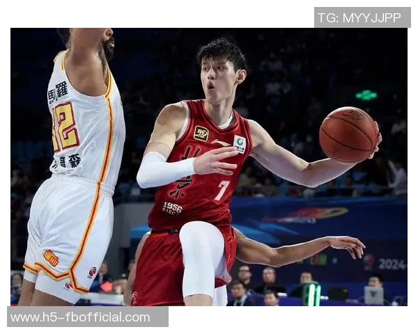 曾凡博上场即紧逼布克遭吹防守犯规展现CBA防守强度 曾凡博上场即紧逼布克遭吹防守犯规展现CBA防守强度