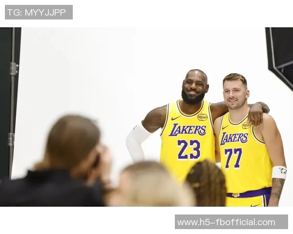 詹姆斯重返赛场展现实力与东契奇小里组合默契无间的精彩表现